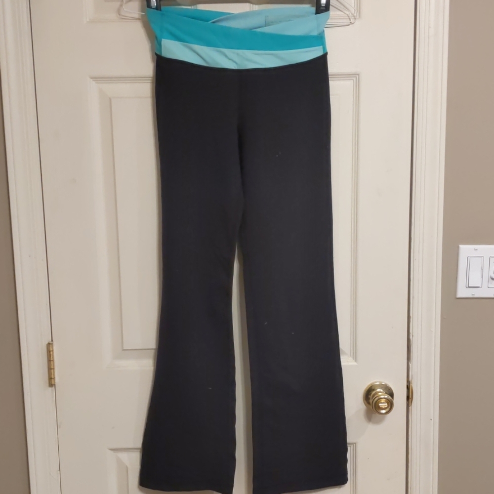 Black Lululemon yoga pants